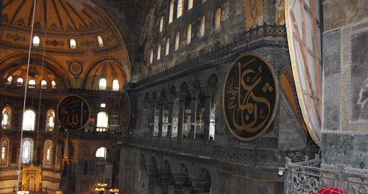 916 illik kilsə, 482 illik məscid olan Ayasofyadan -
